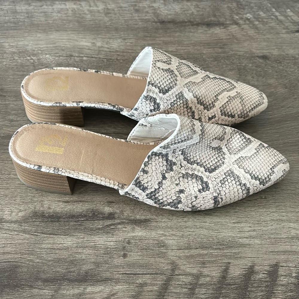 NWOT R2 Carol snakeskin print slip on shoes size 6.5